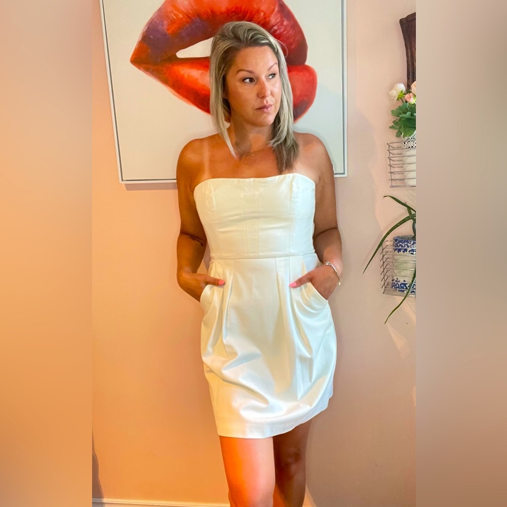 Elegant Off White Strapless BCBG MAXAZRIA Dress with pockets, size L